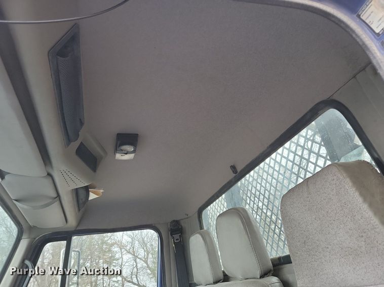 image for item LC9512 2000 International 4700  dump flatbed truck