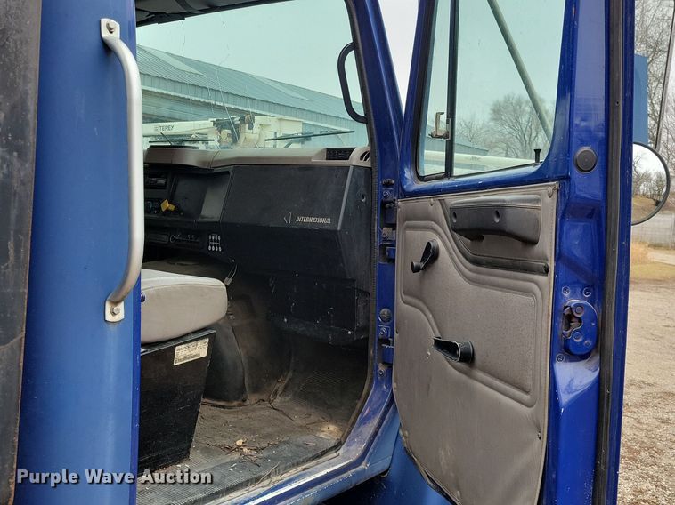 image for item LC9512 2000 International 4700  dump flatbed truck