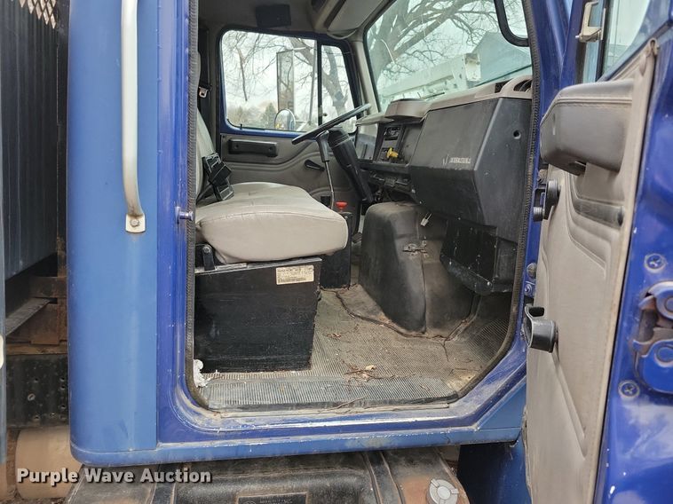 image for item LC9512 2000 International 4700  dump flatbed truck