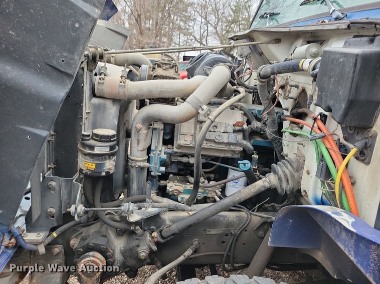 image for item LC9512 2000 International 4700  dump flatbed truck