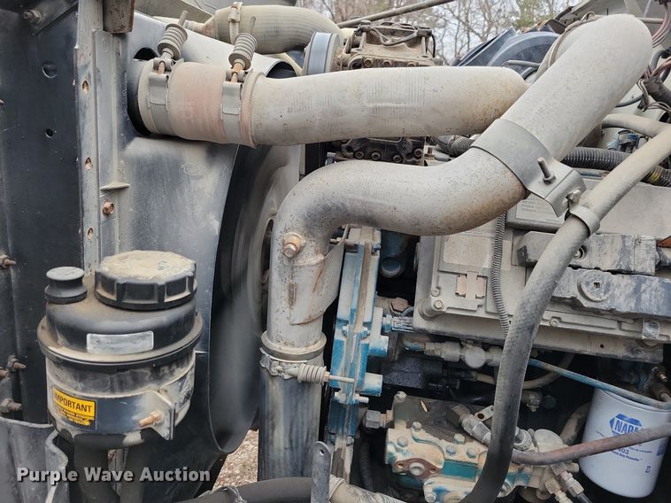 image for item LC9512 2000 International 4700  dump flatbed truck