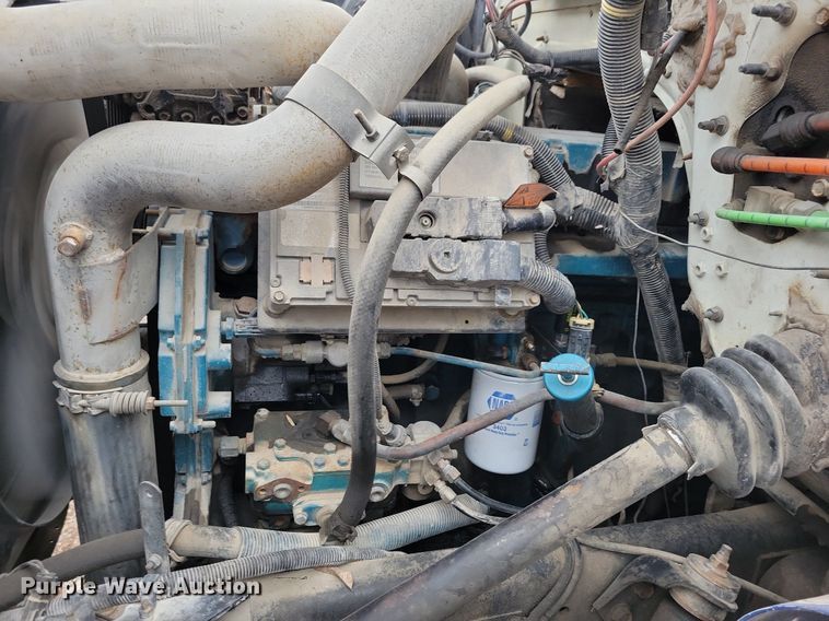 image for item LC9512 2000 International 4700  dump flatbed truck