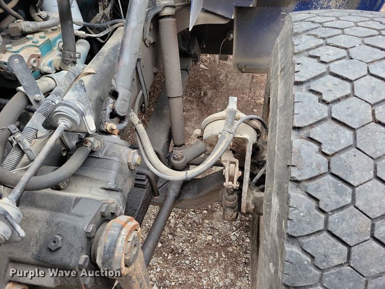 image for item LC9512 2000 International 4700  dump flatbed truck