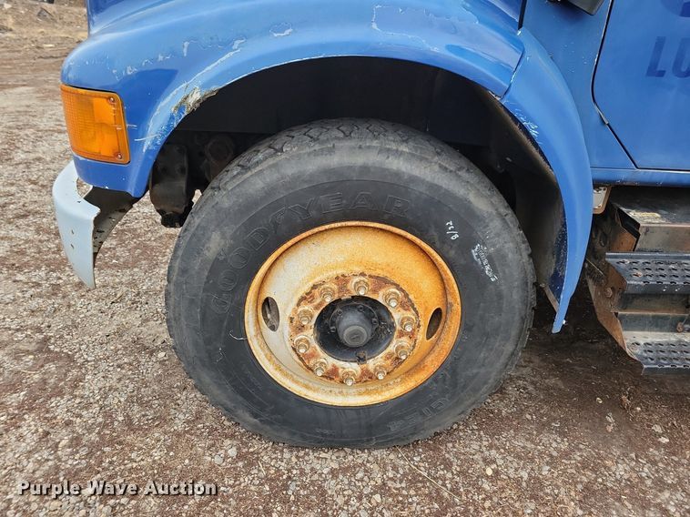 image for item LC9512 2000 International 4700  dump flatbed truck