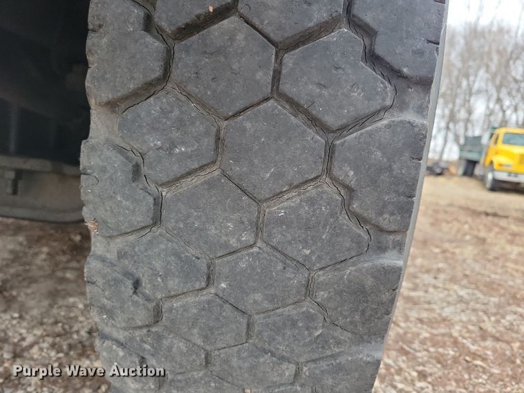 image for item LC9512 2000 International 4700  dump flatbed truck