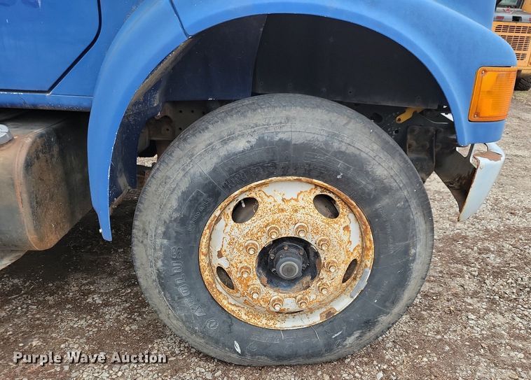 image for item LC9512 2000 International 4700  dump flatbed truck