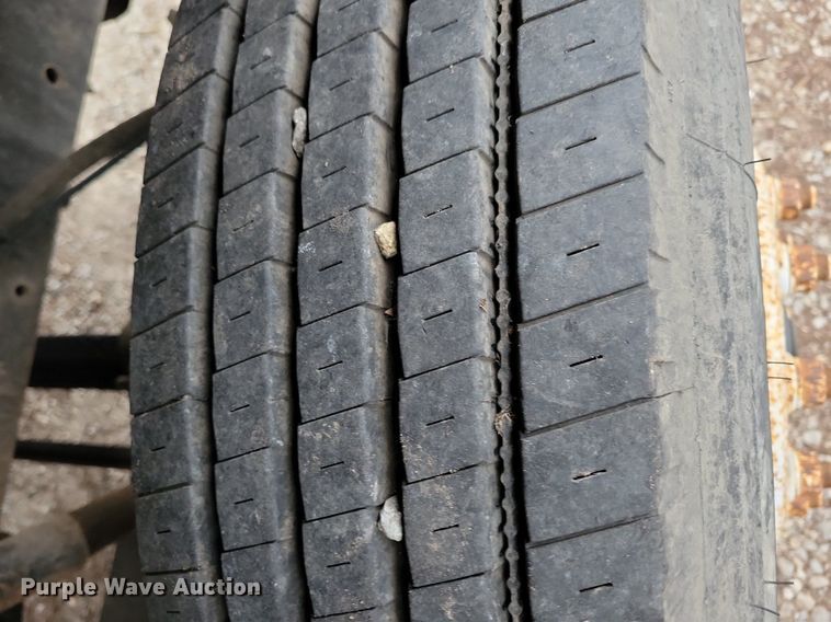 image for item LC9512 2000 International 4700  dump flatbed truck