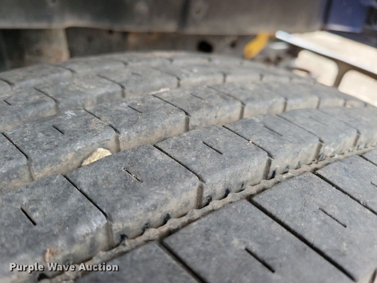 image for item LC9512 2000 International 4700  dump flatbed truck