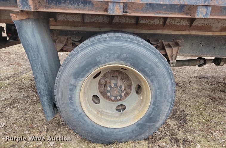 image for item LC9512 2000 International 4700  dump flatbed truck