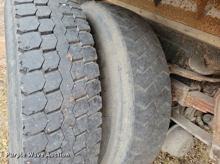 image for item LC9512 2000 International 4700  dump flatbed truck