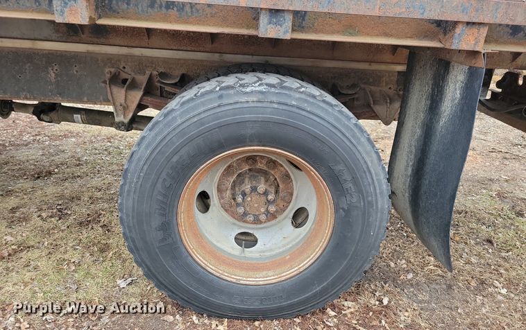 image for item LC9512 2000 International 4700  dump flatbed truck