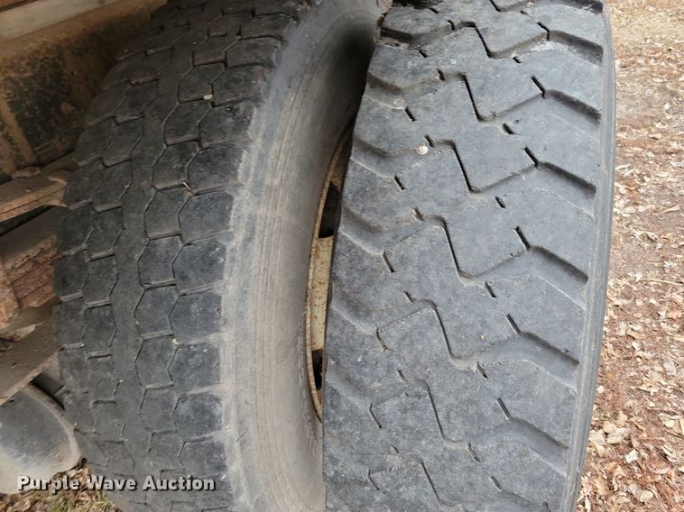 image for item LC9512 2000 International 4700  dump flatbed truck