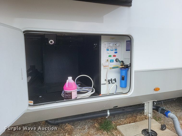 image for item MI9880 2022 Columbus 382FB  camper