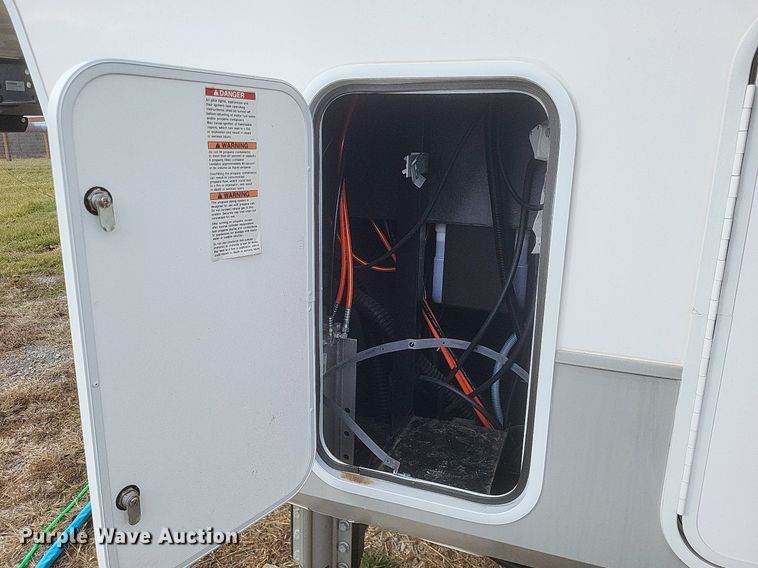 image for item MI9880 2022 Columbus 382FB  camper