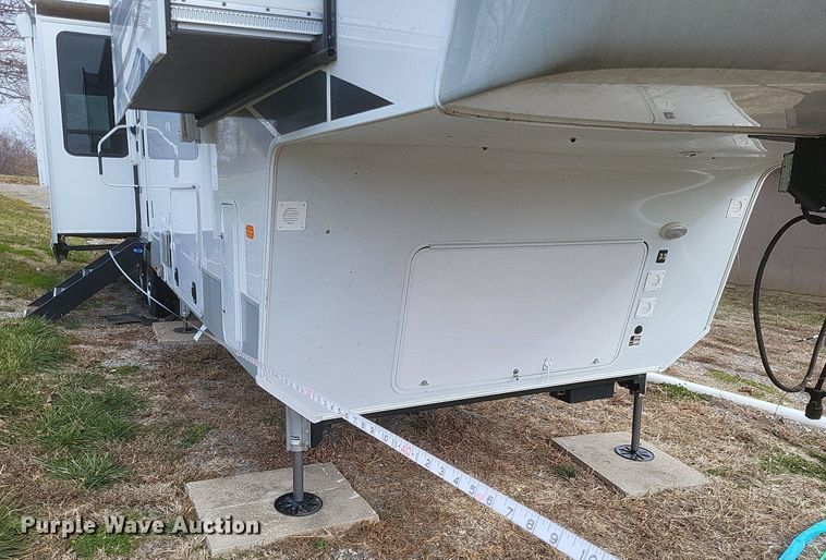 image for item MI9880 2022 Columbus 382FB  camper