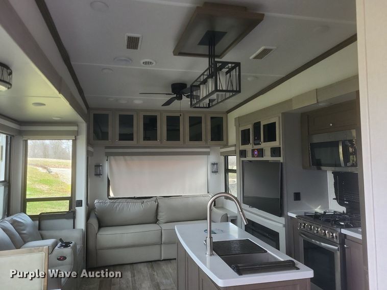 image for item MI9880 2022 Columbus 382FB  camper