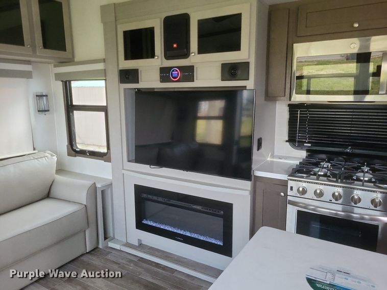 image for item MI9880 2022 Columbus 382FB  camper