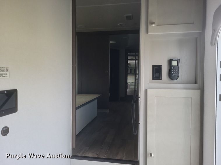 image for item MI9880 2022 Columbus 382FB  camper