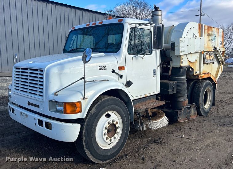 image for item MO9140 2001 International 4700  street sweeper truck