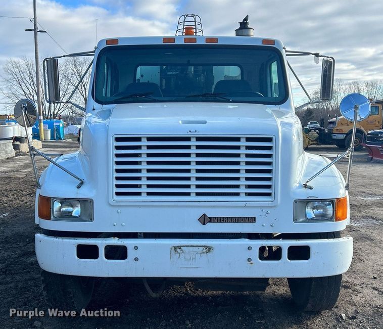 image for item MO9140 2001 International 4700  street sweeper truck