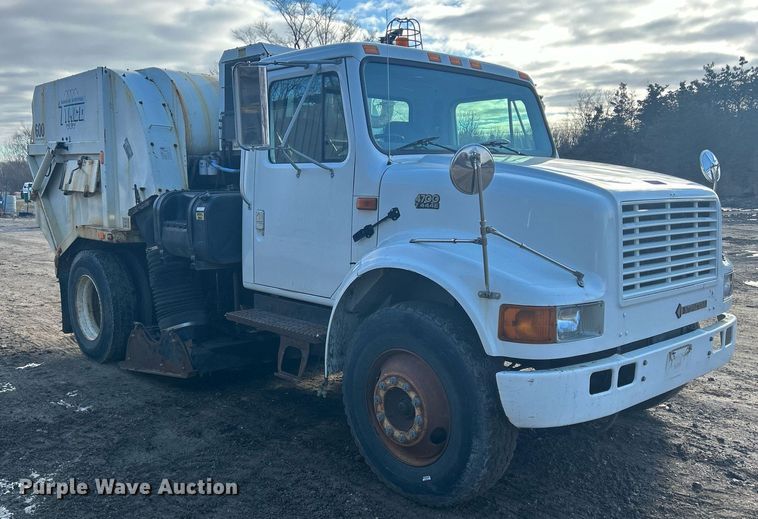 image for item MO9140 2001 International 4700  street sweeper truck