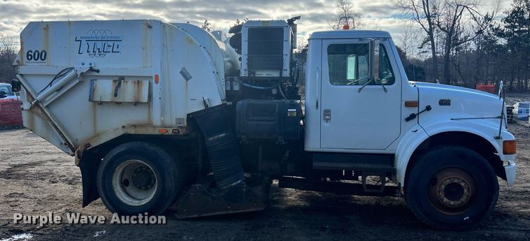 image for item MO9140 2001 International 4700  street sweeper truck