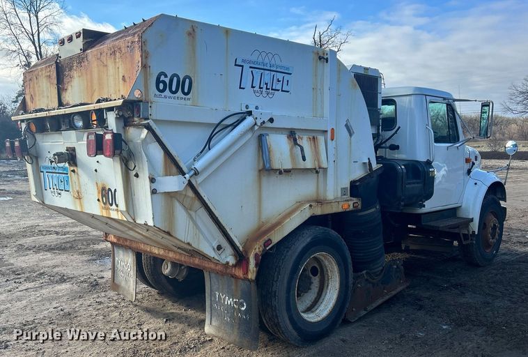 image for item MO9140 2001 International 4700  street sweeper truck