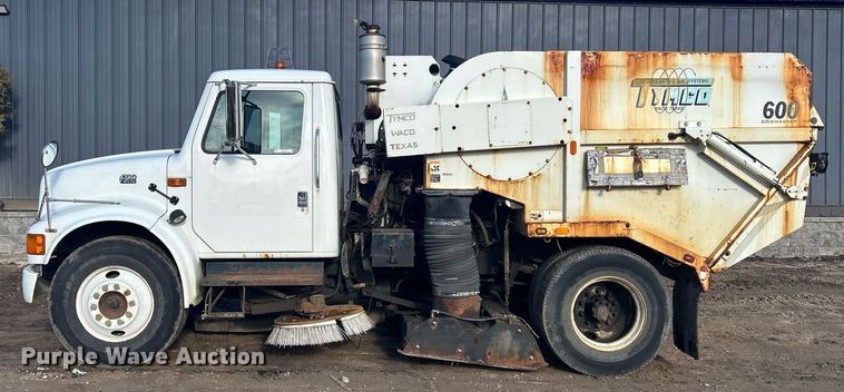 image for item MO9140 2001 International 4700  street sweeper truck