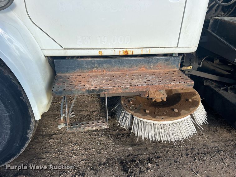 image for item MO9140 2001 International 4700  street sweeper truck