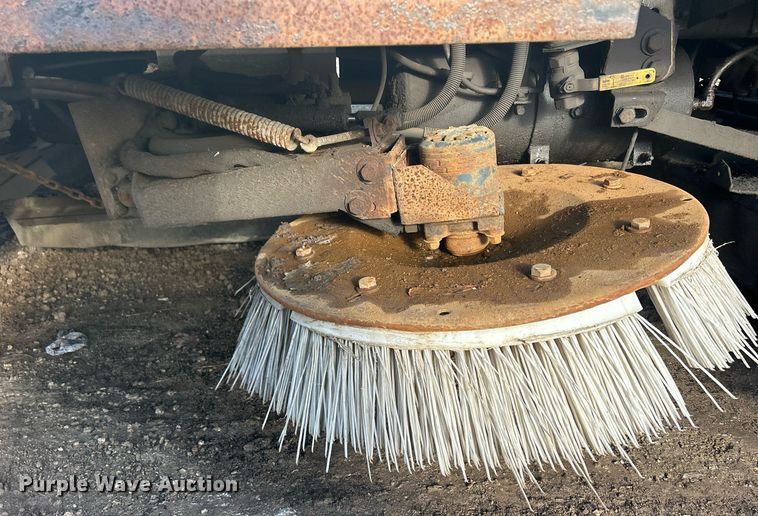 image for item MO9140 2001 International 4700  street sweeper truck