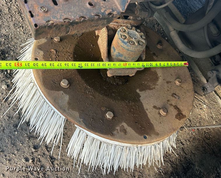 image for item MO9140 2001 International 4700  street sweeper truck