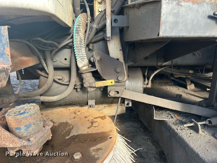 image for item MO9140 2001 International 4700  street sweeper truck