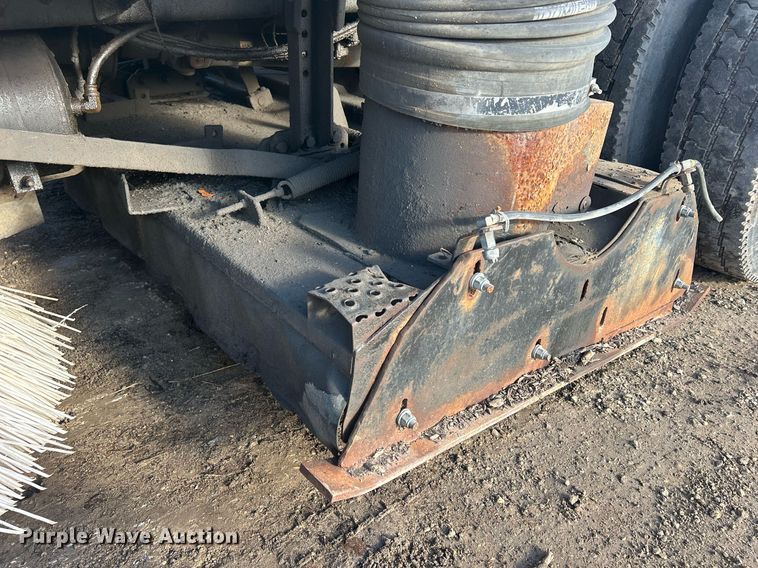 image for item MO9140 2001 International 4700  street sweeper truck