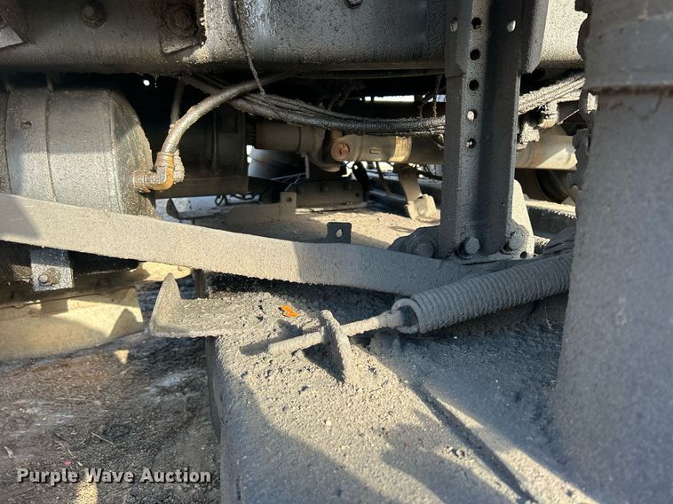 image for item MO9140 2001 International 4700  street sweeper truck