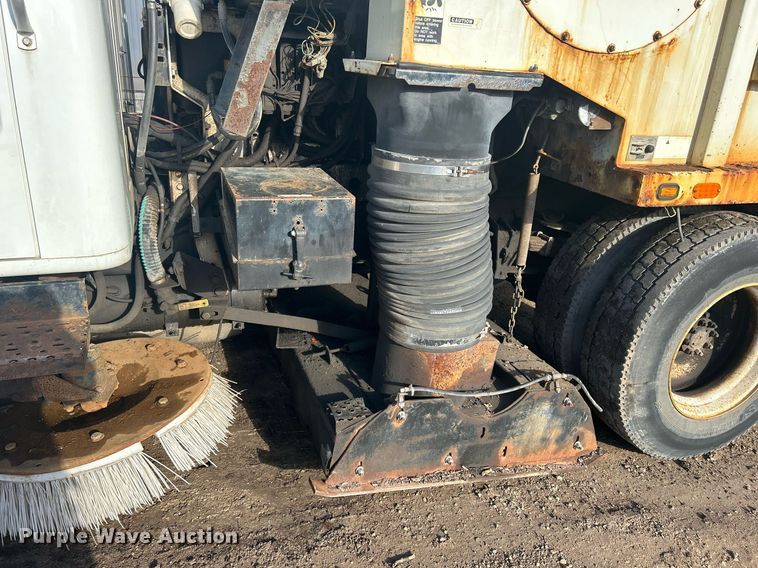 image for item MO9140 2001 International 4700  street sweeper truck