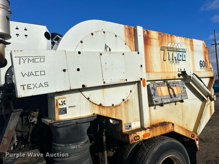 image for item MO9140 2001 International 4700  street sweeper truck