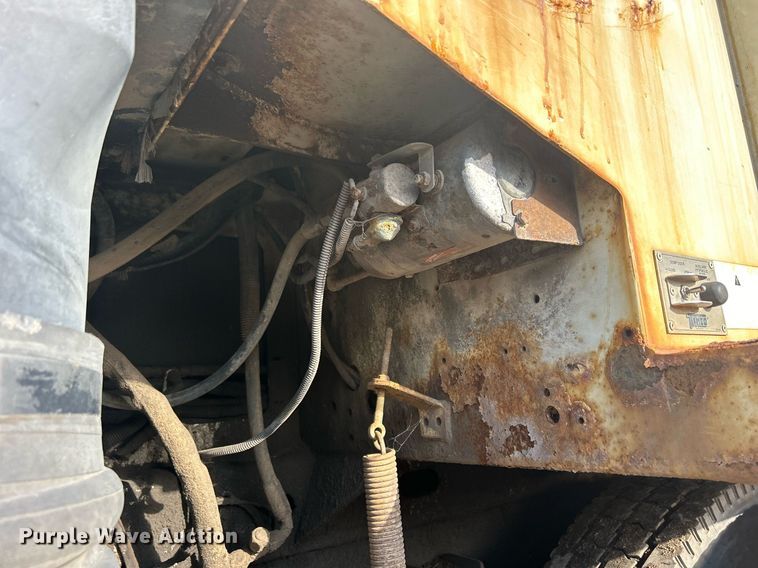 image for item MO9140 2001 International 4700  street sweeper truck