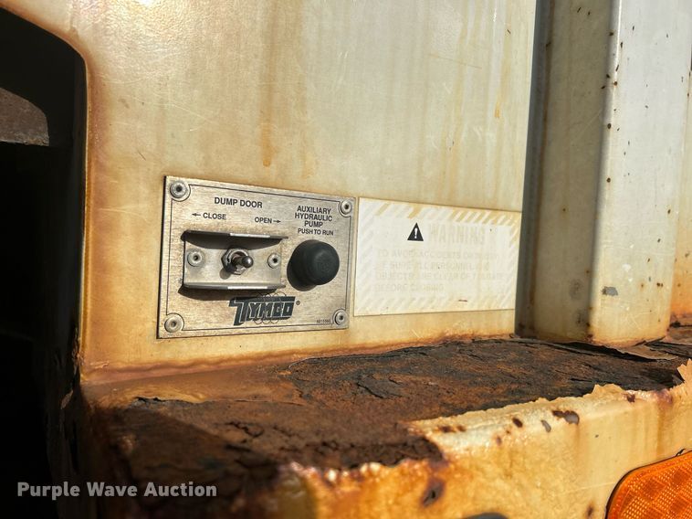 image for item MO9140 2001 International 4700  street sweeper truck