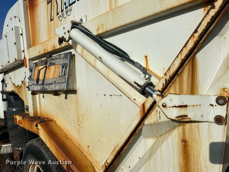 image for item MO9140 2001 International 4700  street sweeper truck