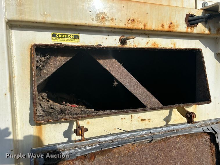 image for item MO9140 2001 International 4700  street sweeper truck