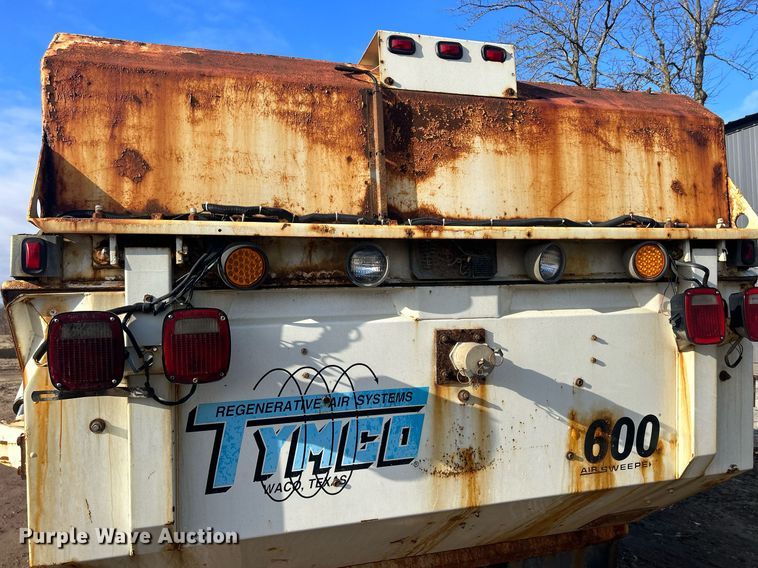 image for item MO9140 2001 International 4700  street sweeper truck