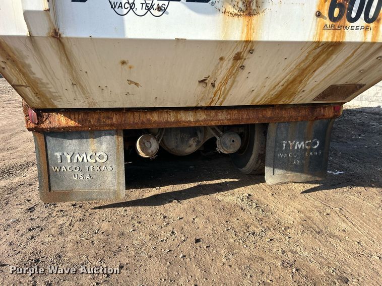 image for item MO9140 2001 International 4700  street sweeper truck