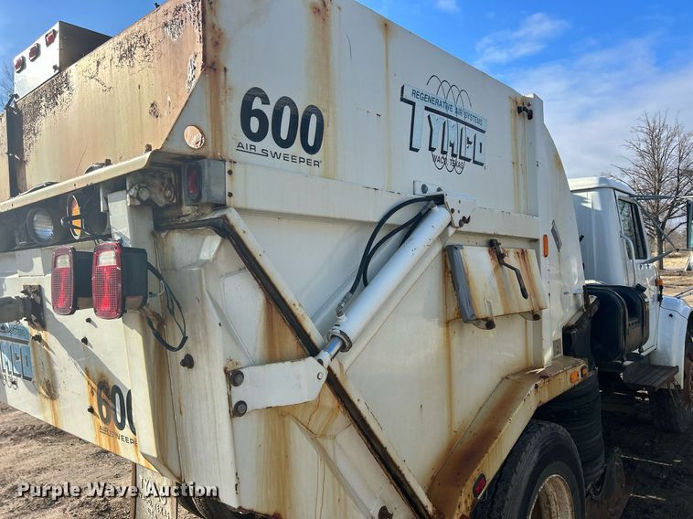 image for item MO9140 2001 International 4700  street sweeper truck