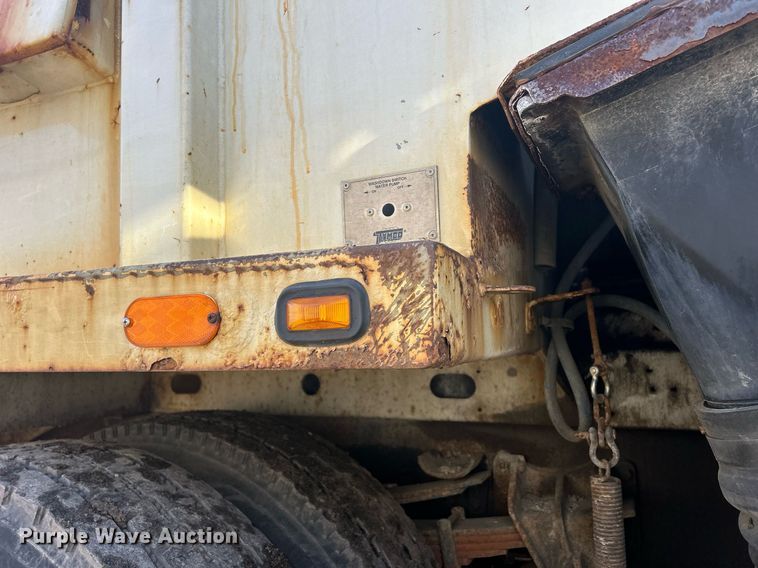 image for item MO9140 2001 International 4700  street sweeper truck