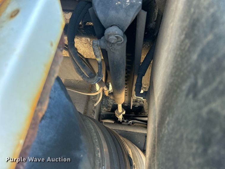 image for item MO9140 2001 International 4700  street sweeper truck