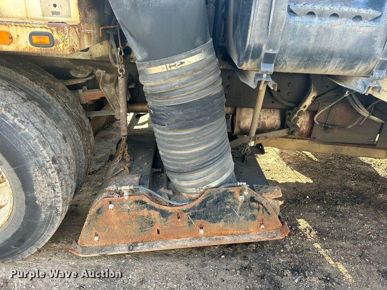 image for item MO9140 2001 International 4700  street sweeper truck