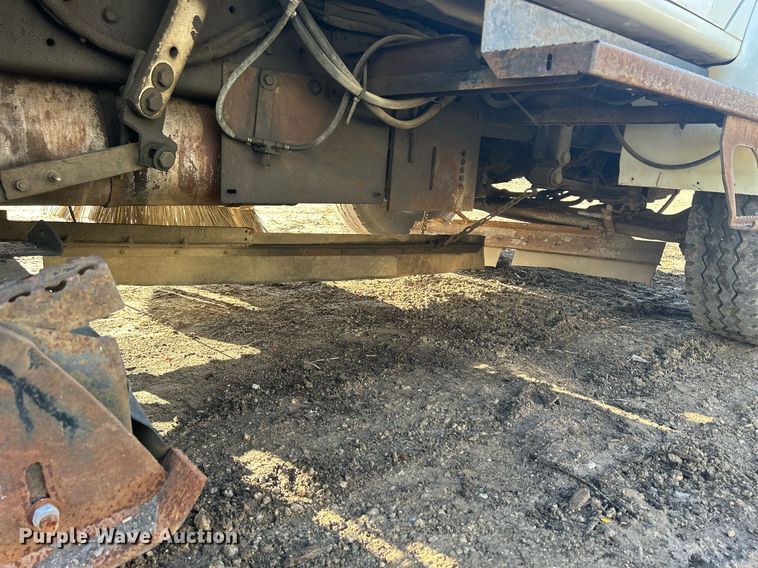 image for item MO9140 2001 International 4700  street sweeper truck