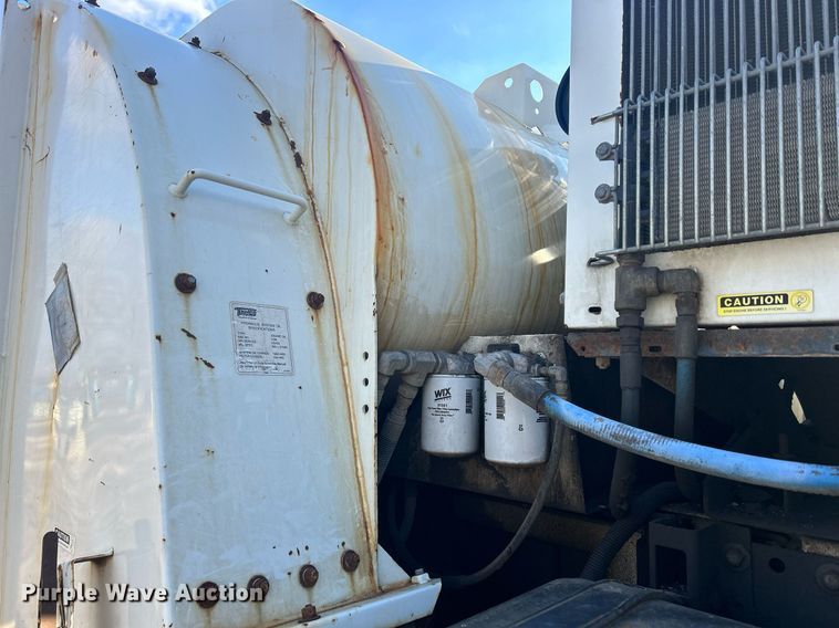 image for item MO9140 2001 International 4700  street sweeper truck