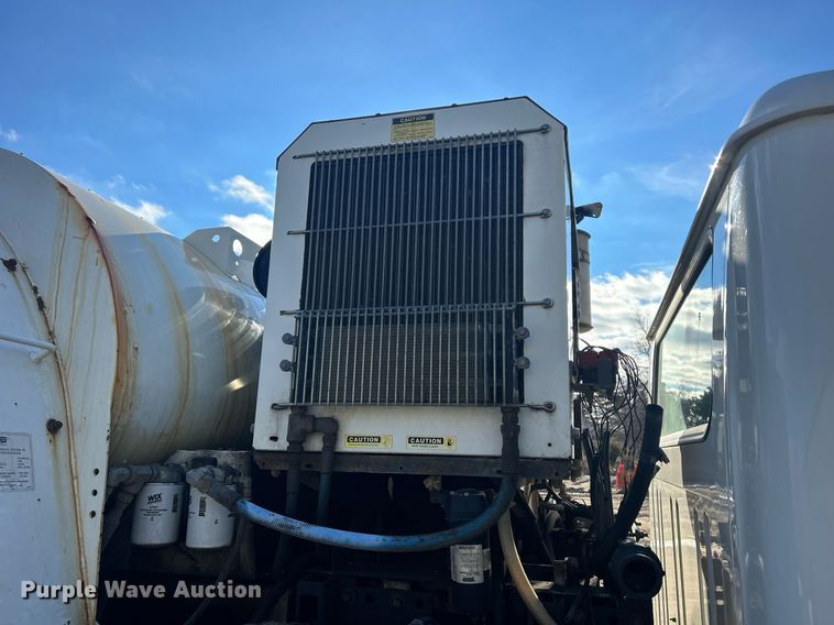 image for item MO9140 2001 International 4700  street sweeper truck