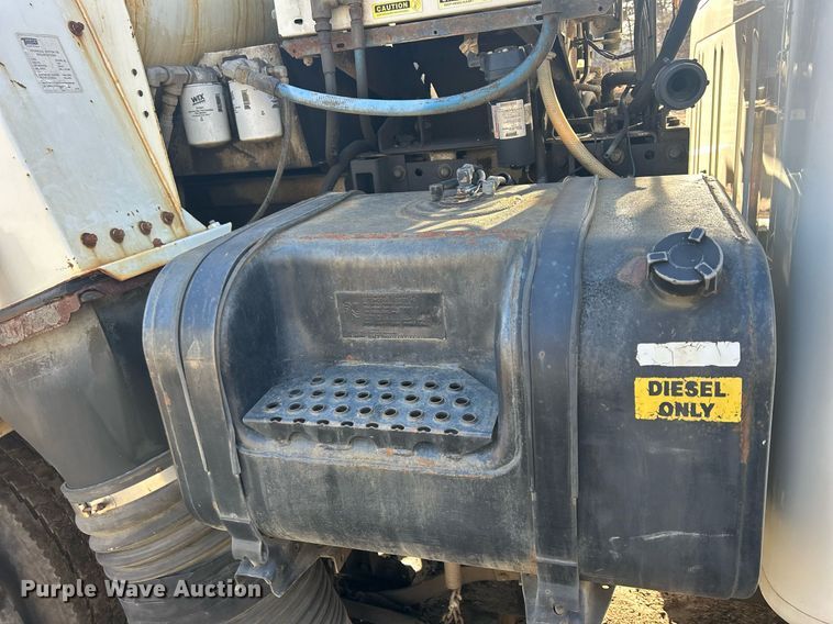 image for item MO9140 2001 International 4700  street sweeper truck